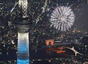 ライトアップされた東京スカイツリーと隅田川上空に上がった花火