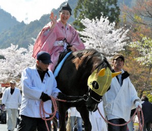 馬上で手を振る越直美市長